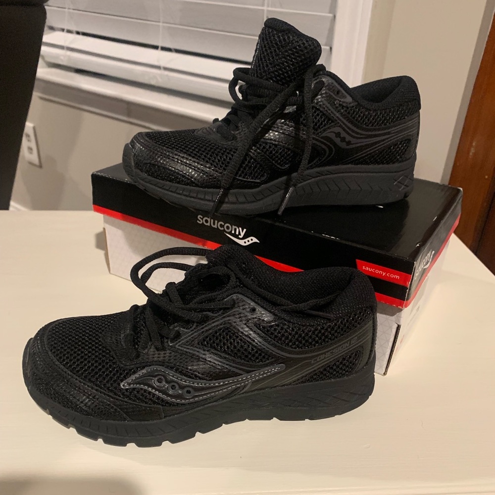 Boys black Saucony Cohesion